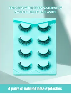 Vue détaillée de quatre paires de faux cils volumineux sur un support bleu clair