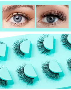 Détail de faux cils volumineux sur plateau vert menthe avec démonstration d'application