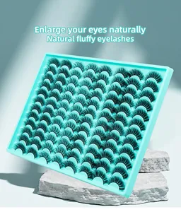 Detail von 48 Paaren dichter falscher Wimpern in einer hellgrünen Aufbewahrung