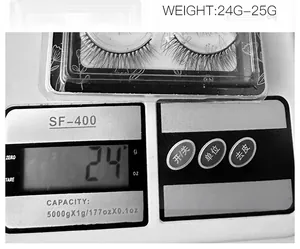 Detailed view showing the 24g-25g weight of a 5-pair 6D fiber false eyelash pack on a scale