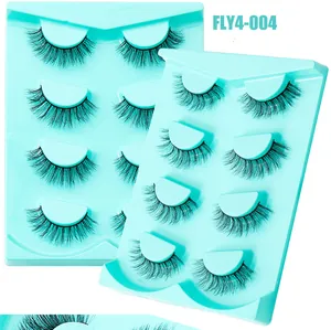 Détail des faux cils denses FLY4-004 sur deux supports en plastique vert menthe