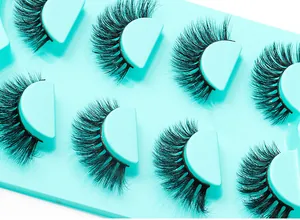 Macro de 7 paires de faux cils volumineux en imitation vison recourbés sur un plateau bleu