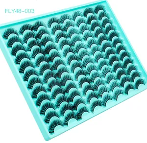 Detailaufnahme von 48 Paaren dichten künstlichen Wimpern in einer hellblauen Schale