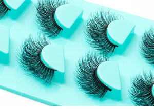 Macro de 4 paires de faux cils épais noirs en vison synthétique sur plateau bleu