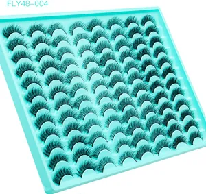 Nahaufnahme von 48 Paar dichten, geschwungenen künstlichen Wimpern auf einem Tablett