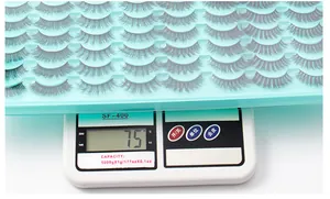 Detailansicht von 48 Paaren falscher Wimpern auf einer Waage mit einem Gewicht von 75g