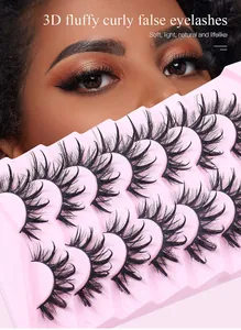 Nahaufnahme von 3D flauschigen künstlichen Wimpern am Auge und in der 10er-Packung