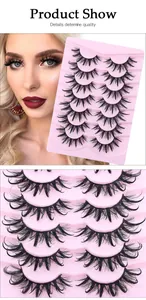 Makro-Detail von 7 Paaren voluminöser schwarzer künstlicher Wimpern in rosa Display