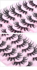 Makroaufnahme von 7 Paaren dichten künstlichen Wimpern auf einem rosa Wellenträger