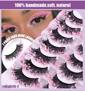 Details von 7 Paar Kunstpelz-Wimpern mit rosa und lila Pailletten am Auge und im Tray