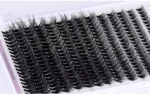 Makroaufnahme von natürlichen, wispy falschen Wimpern in einer weißen Packung