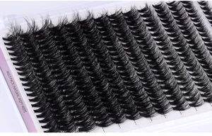 Makroaufnahme dichter, natürlicher, büscheliger falscher Wimpern in der Multipackung