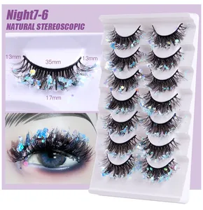 Detail von 7 Paar dicken künstlichen Wimpern mit blau-violetten Pailletten und Glitzer