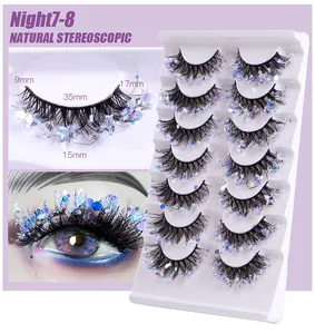 Detailansicht von 7 Paaren bunter Pailletten-Wimpern mit Maßen und Make-up-Effekt am Modell