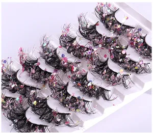 Nahaufnahme von 7 Paaren bunter Glitzer-Wimpern mit dichten Fasern und Pailletten