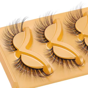 Dramatische Cat-Eye-Wimpern mit verlängerten Außenwinkeln in goldenem Tablett