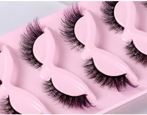 Primer plano de pestañas postizas estilo zorro negras y púrpuras en bandeja rosa