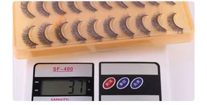 Detail der künstlichen Wimpern auf einer Waage mit 37g Gewicht und Verpackung