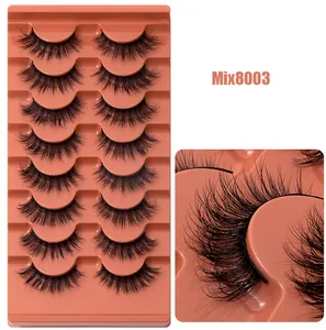 Détail de 8 paires de faux cils volumineux en vison sur un plateau de présentation orange