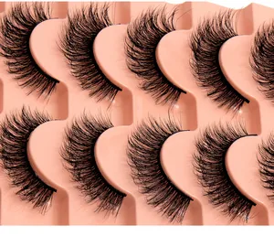 Gros plan de 8 paires de faux cils 3D denses avec plateau de base coloré