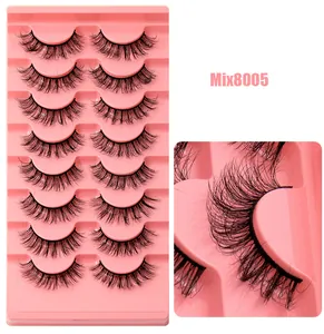 Détail de 8 paires de faux cils denses avec base rose et texture macro des cils