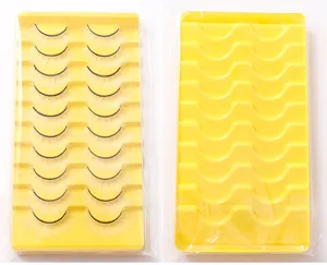 Dettaglio di 10 paia di ciglia finte giallo brillante in un vassoio professionale