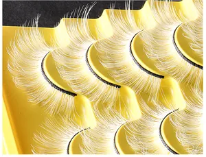 Macro-opname van 10 paar pluizige witte kunstwimpers voor cosplay en podium-makeup