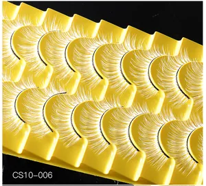 Detail van 10 paar witte synthetische valse wimpers op geel golftray, SKU CS10-006