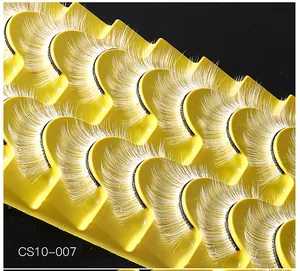 Macro-opname van 10 paar witte synthetische wimpers voor feestelijke make-up