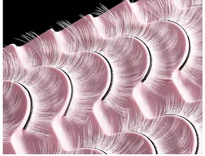 Makroaufnahme weißer künstlicher Wimpern in rosa Wellenschale auf schwarzem Hintergrund