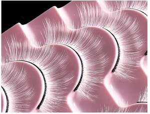Makroaufnahme von 10 Paar weißen künstlichen Wimpern auf rosa Tablett für Party-Make-up