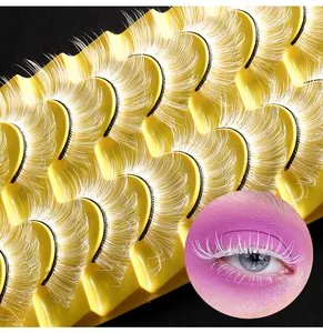 Detailweergave van 10 paar witte kunstwimpers in een gele tray met make-upeffect