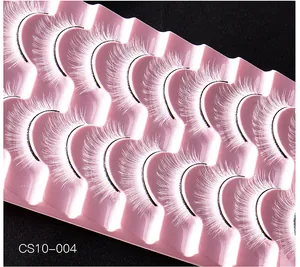 Makro-Detail von 10 Paar weißen künstlichen Wimpern auf rosa Wellentablett CS10-004
