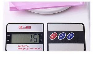 Detailed close-up of SF-400 kitchen scale LCD screen showing 5kg capacity and 1g precision