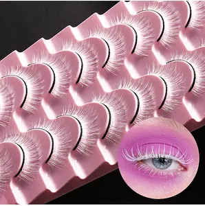 Makroaufnahme von 10 Paar weißen Kunstwimpern auf rosa Tray mit Make-up-Beispielbild