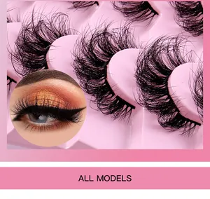 Nahaufnahme von 3D-Locken-Wimpern und ein Einsatz, der den Make-up-Effekt zeigt