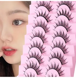 Detaillierte Nahaufnahme von Barbie-Wimpern mit dramatischem Schwung in rosa Box
