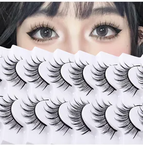 Nahaufnahme von 10 Paar natürlich geschwungenen Manga-Wimpern mit dichten Kunstfasern