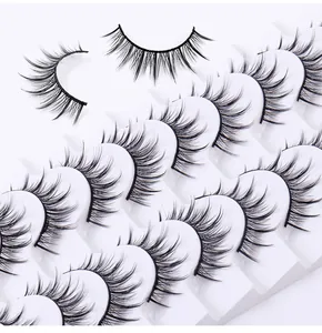 Nahaufnahme von 10 Paar dichten schwarzen synthetischen Wimpern auf weißem Display