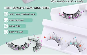 Detail von handgemachten Faux Mink Wimpern mit Herz-Pailletten und 24h Curl Fasern