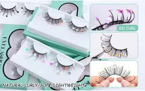 Detailansicht der DD-Curl Halloween Wimpern mit bunten Herz- und Schmetterlings-Pailletten