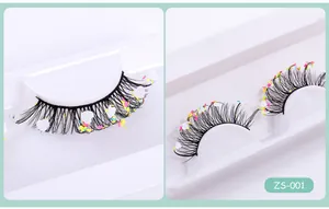 Detail von Halloween-Wimpern mit Herz-Pailletten und Glitzer-Spitzen in der Box