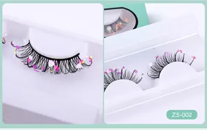 Detailansicht künstlicher Wimpern mit rosa Herzen und gelben Pailletten-Dekor