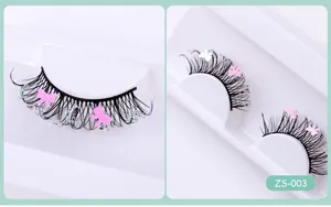 Detailansicht der Halloween-Wimpern mit rosa Schleifen und bunten Laser-Pailletten-Dekorationen