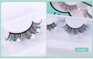 Makroaufnahme von Halloween-Wimpern mit bunten Herz-Pailletten und Glitzer auf weißem Tablett