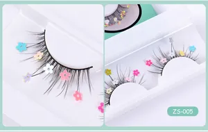 Detailansicht von handgemachten falschen Wimpern mit bunten Blumen-Pailletten und Akzenten