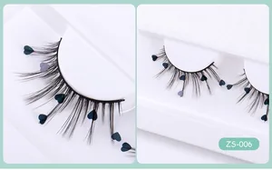 Detailansicht von Halloween-Wimpern mit schwarzen Herz-Pailletten im Tablett ZS-006