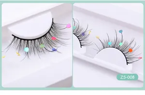 Detail von Halloween falschen Wimpern mit bunten Herz-Pailletten auf weißem Tablett