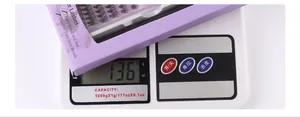 Kit extension ciglia a ciuffetti in scatola viola pesato su bilancia digitale 13,6g