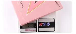 Σετ βλεφαρίδων σε ροζ κουτί που ζυγίζει 110g σε ψηφιακή ζυγαριά με κοντινή λήψη macro